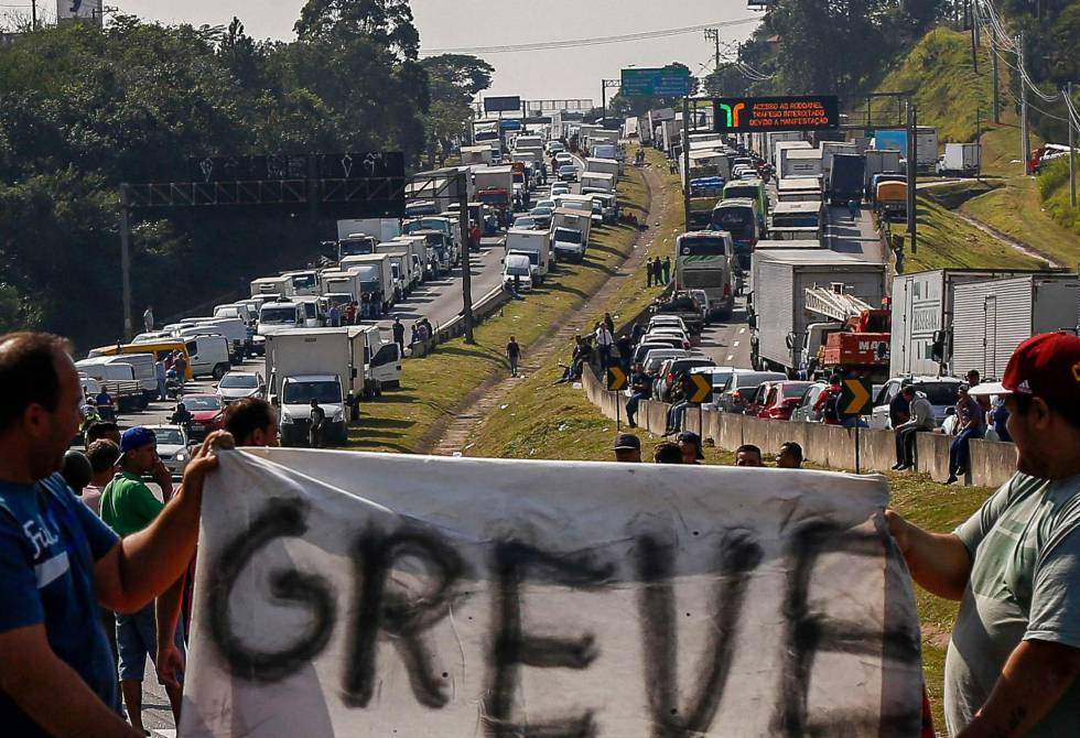 União dos Caminhoneiros promete nova greve da categoria em 10 dias