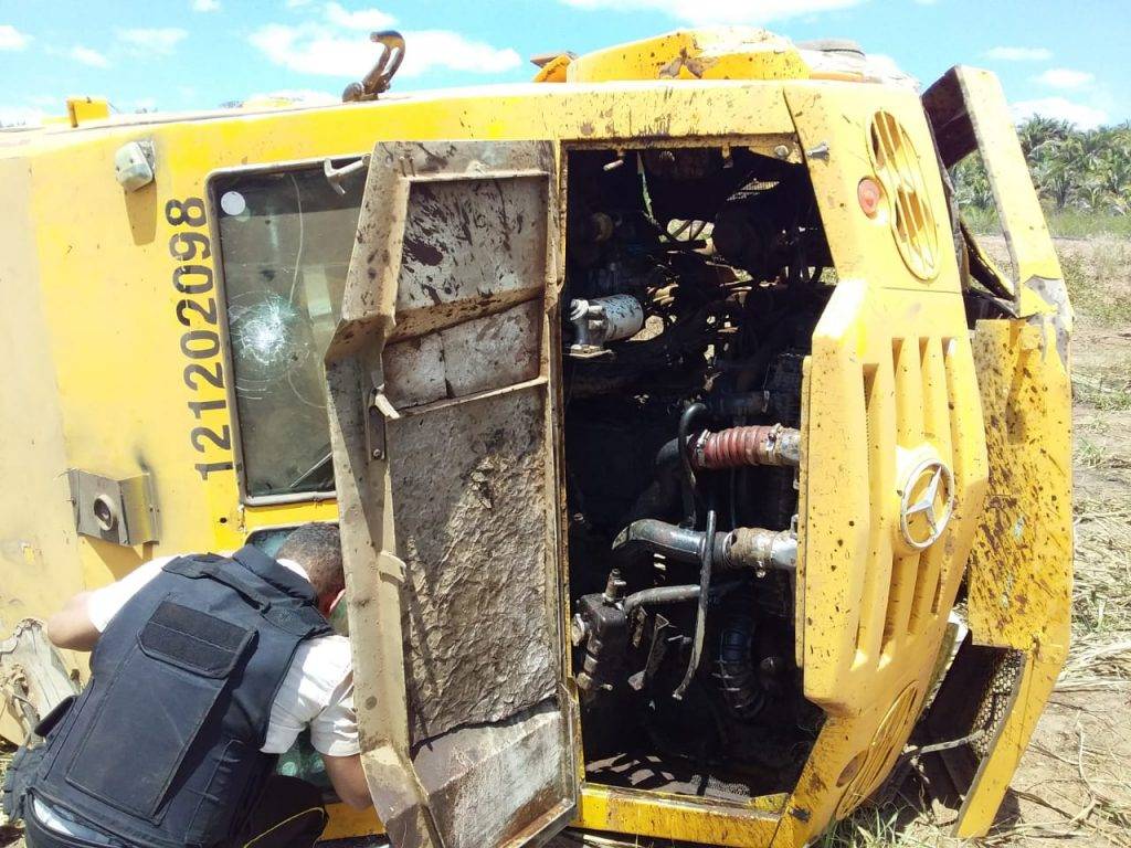 Carro forte capota após desviar de ônibus no município de Coelho Neto (MA)