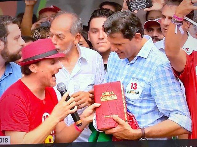 Bíblia entregue a Haddad é achada no lixo; candidato acusa deputado de furto