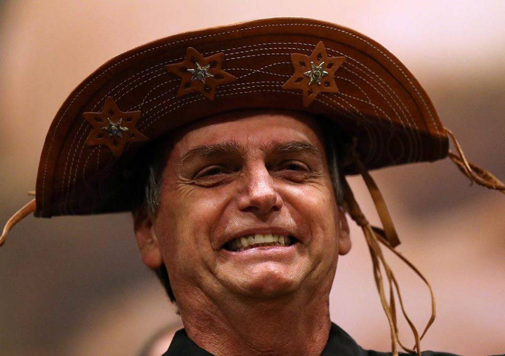 Maura Jorge presenteia Jair Bolsonaro com chapéu tipicamente nordestino