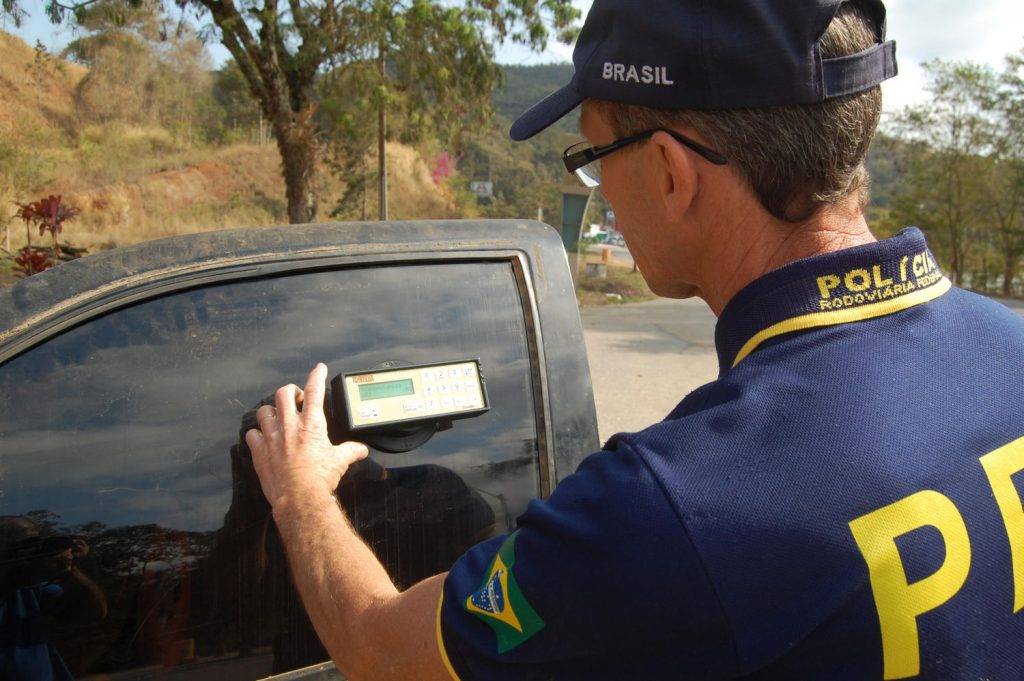 Película no carro fora do padrão pode dar guincho e multa