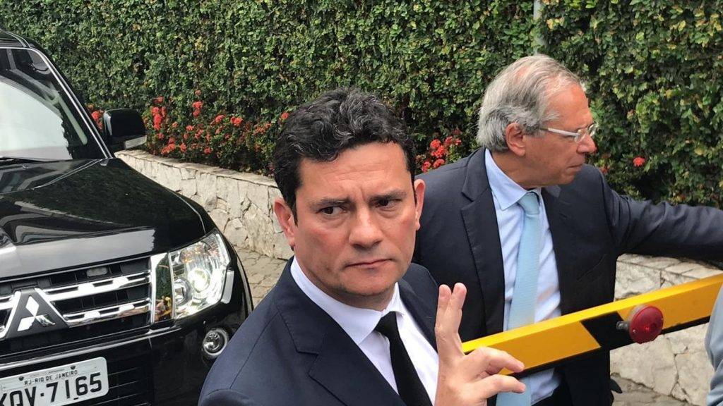Juiz Sérgio Moro aceita convite de Bolsonaro para comandar o Ministério da Justiça