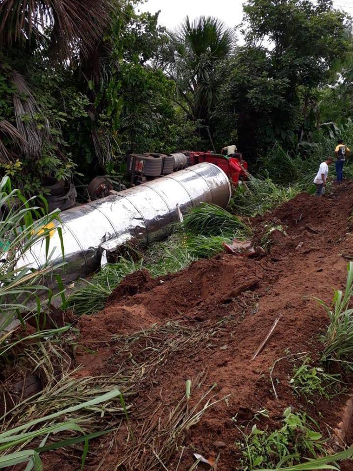 Carreta sai da pista e motorista fica ferido na BR-010