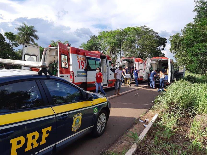 Duas caminhonetes da mesma família saem de pista na BR-010 e sete pessoas ficam feridas
