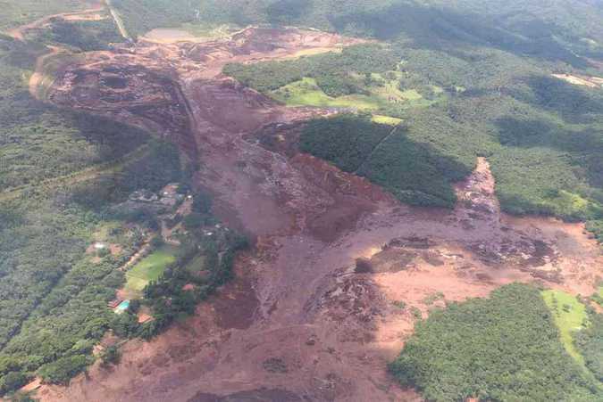 Barragem de rejeitos da Vale se rompe e causa destruição em Brumadinho (MG)