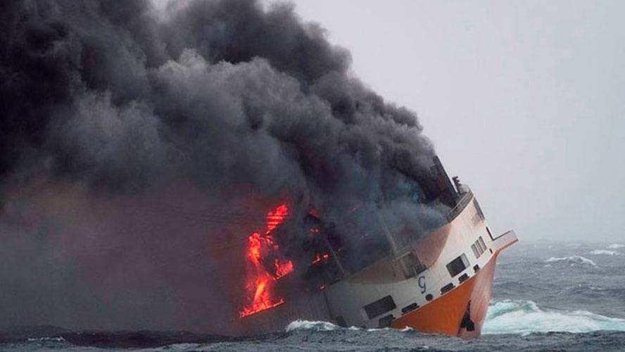 Navio carregado de porsches e audi pega fogo e afunda no oceano