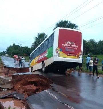 MA-122 se rompe e ônibus quase é arrastado pela correnteza