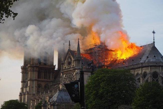 Incêndio atinge a Catedral de Notre-Dame, em Paris