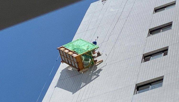 Bombeiros fazem resgaste de duas pessoas que estavam penduradas em um edifício em São Luís