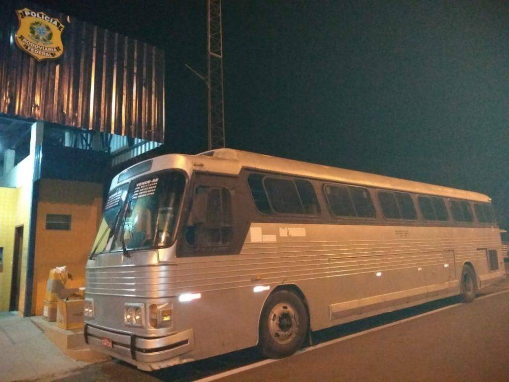 PRF apreende ônibus irregular transportando mercadorias contrabandeadas