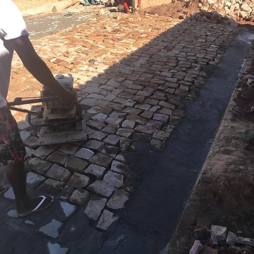 Prefeitura de São Pedro dos Crentes pavimenta ruas com recursos próprios