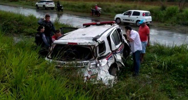 Viatura da Polícia Militar capota na BR-135 durante perseguição no MA