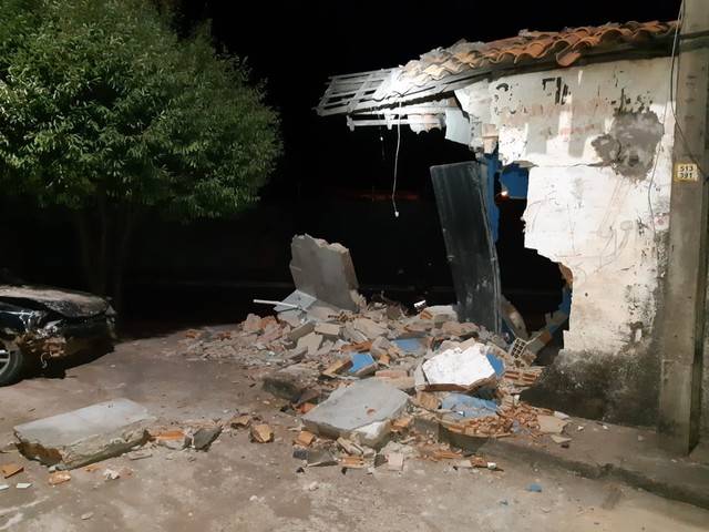 Motorista embriagado perde direção, cruza a pista e invade oficina em Imperatriz