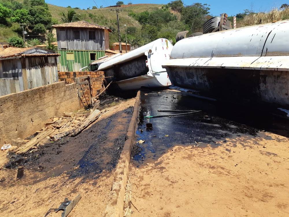 Após bater em buraco caminhão carregado de combustível sai da pista e tomba no MA