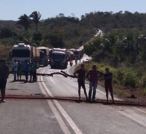 Manifestantes bloqueiam BR-230 em São Domingo do Azeitão