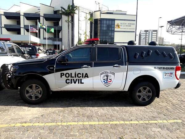 Foragido é preso após ser flagrado circulando com viatura da polícia