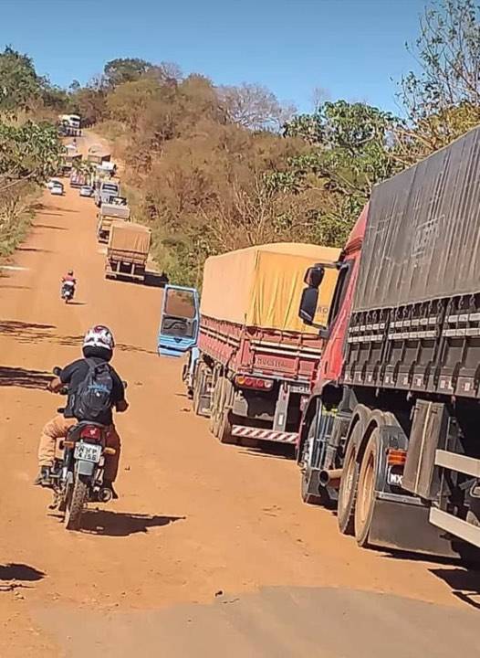 Caminhoneiros interditam a MA-006 devido as péssimas condições da rodovia