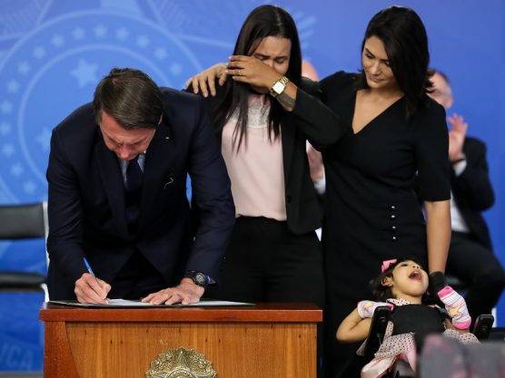 Bolsonaro assina MP que cria pensão para crianças com microcefalia causada por zika