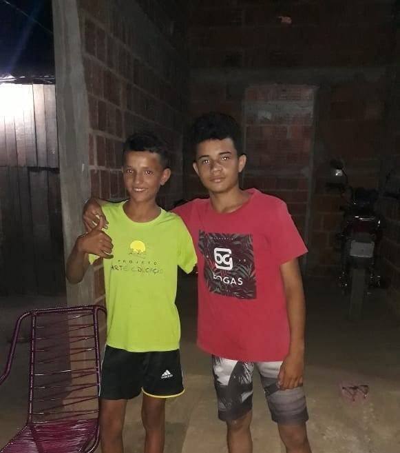 Pai coloca o filho para pedir desculpas ao vendedor de geladinhos que foi humilhado
