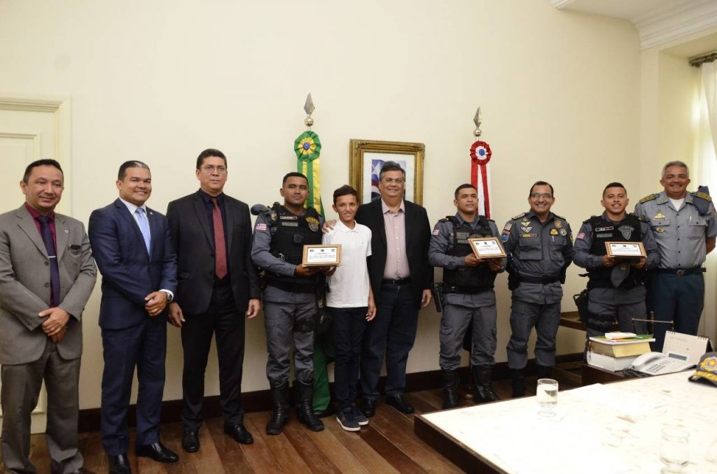 Flávio Dino realiza mega cerimônia para doar um notebook ao 'Adão do Geladinho'