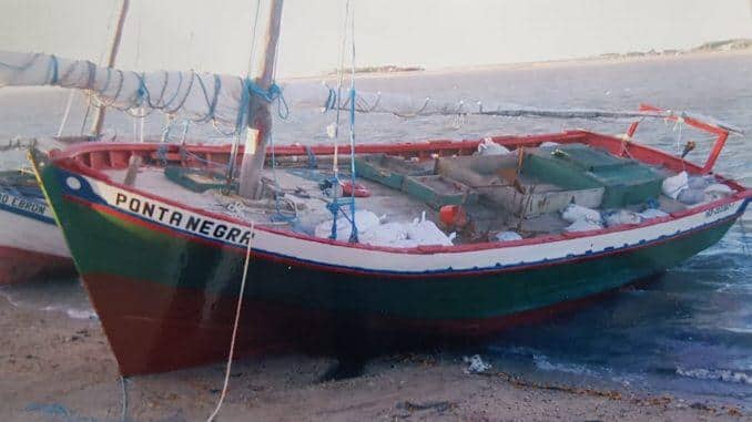 Embarcação do Ceará naufraga no Maranhão; oito pescadores são resgatados