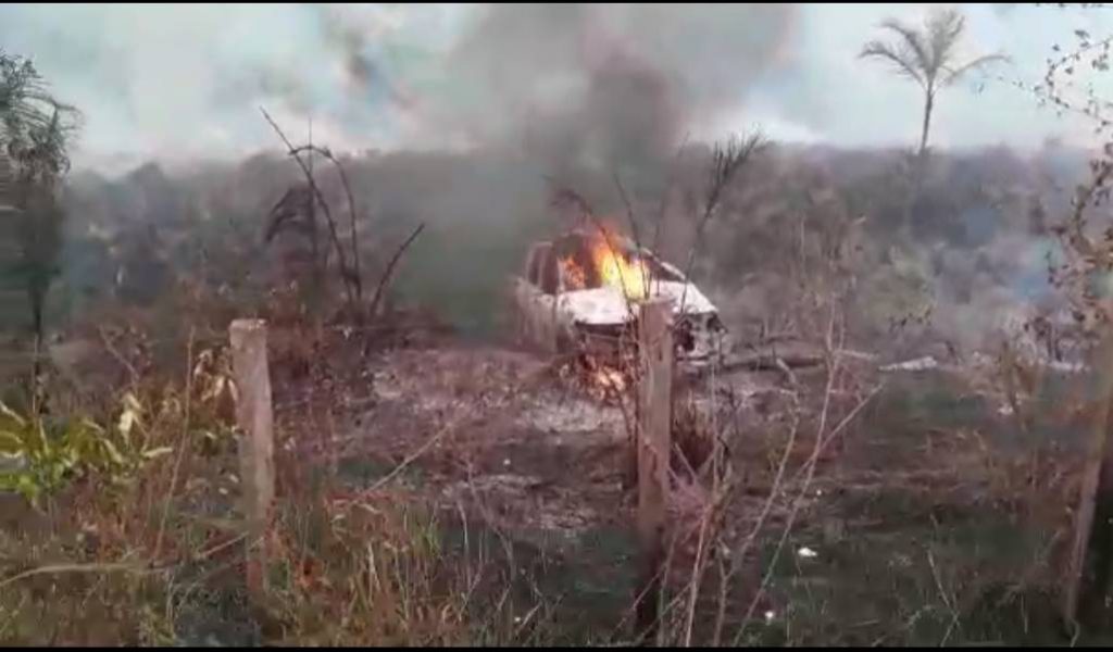 Carro bate em poste, sai da pista e incendeia na MA-245, em Lago da Pedra