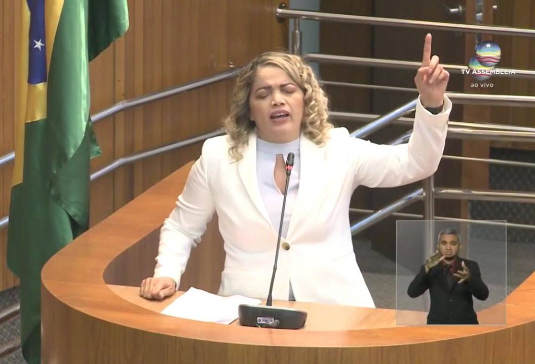 Deputada defensora da família e da comunidade evangélica é vitima de baderneiros