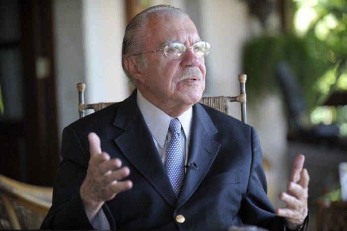 José Sarney faz discurso durante convenção do MDB e é disputado em selfies