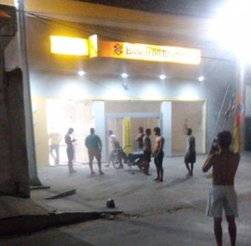 Bandidos atiram na polícia e explodem três agências bancárias em Tutóia