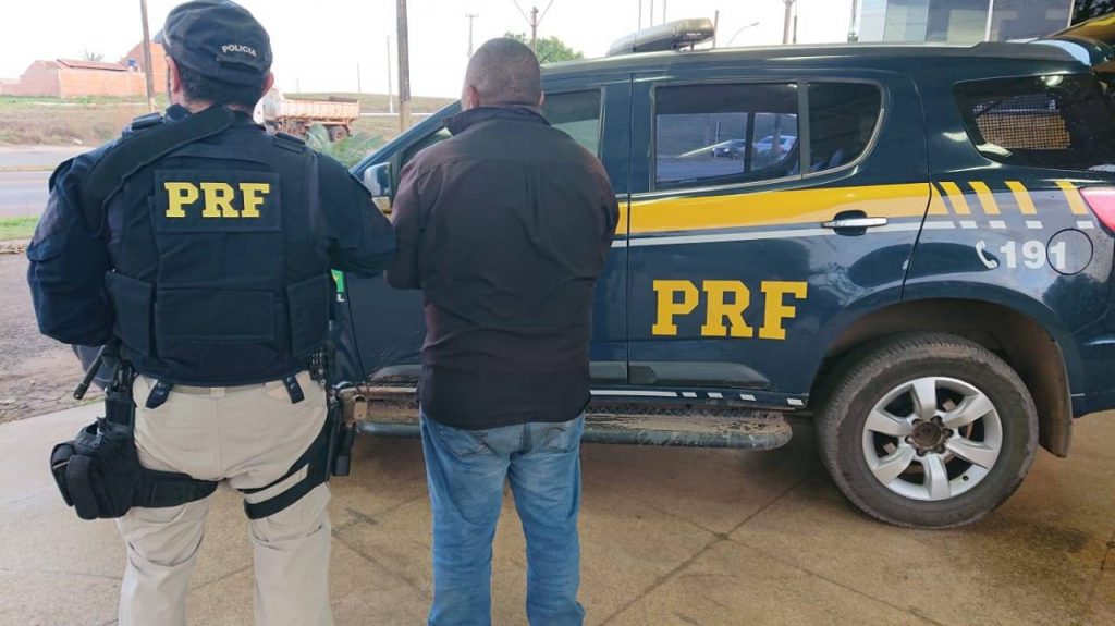 Motociclista pega desvio para fugir da PRF mas acaba sendo preso com drogas