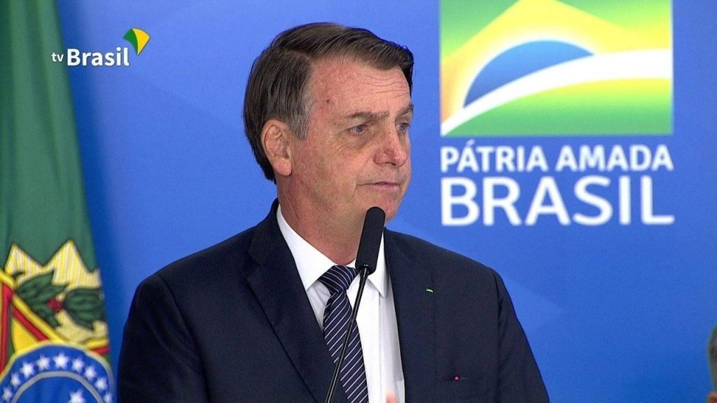 Bolsonaro assina medida provisória que extingue o Dpvat