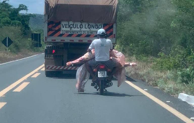 Caminhão frigorífico tomba e população saqueia carga na BR-230 no MA