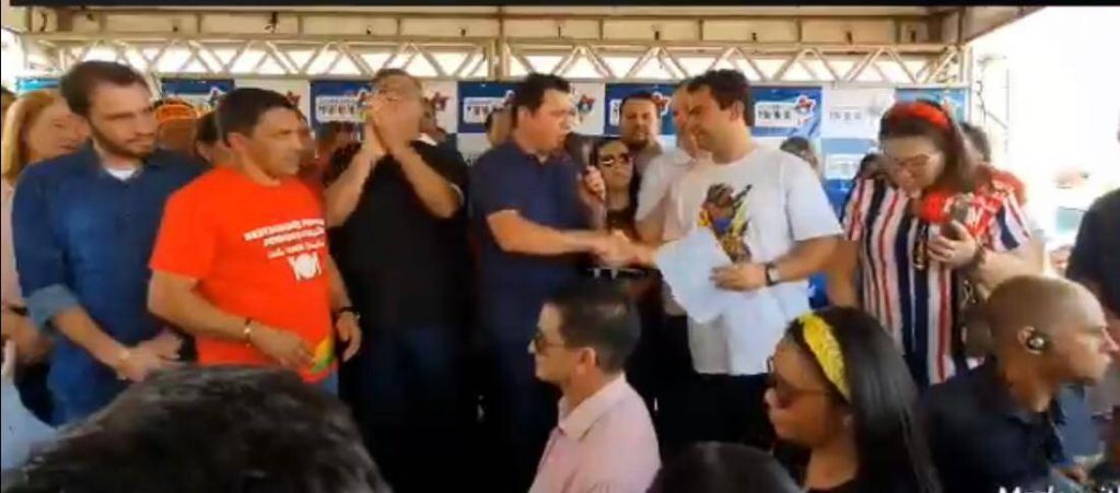 Rigo Teles entrega nas mãos de Flávio Dino e Eric Costa emenda de R$ 165 mil para compra de ambulância