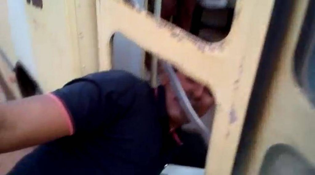 Crianças são transportadas em ônibus escolar caindo aos pedaços em Bom Jesus das Selvas (MA)