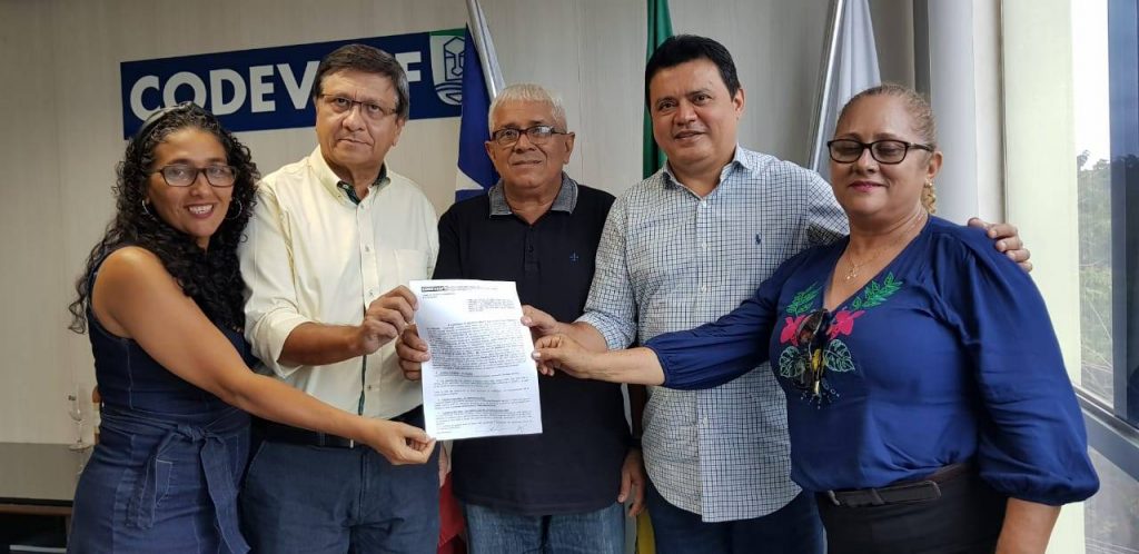 Rigo Teles contempla povoado de Barra do Corda com caminhão para o setor agrícola