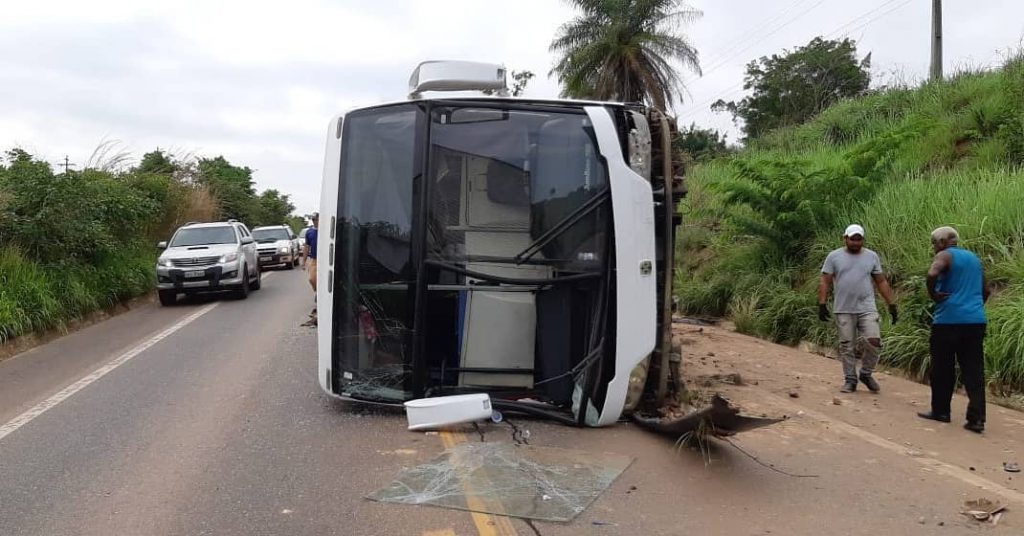 Ônibus tomba na BR-010 e oito passageiros ficam feridos no Maranhão