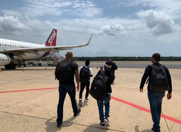 Africanos encontrados viajando clandestinamente em navio no MA retornam para a Nigéria