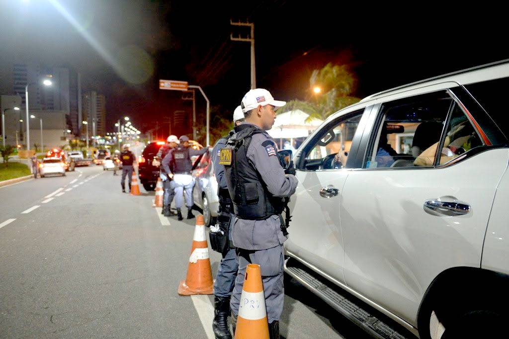 Filho de coronel sem CNH é liberado de blitz e sai dirigindo viatura da PM no MA