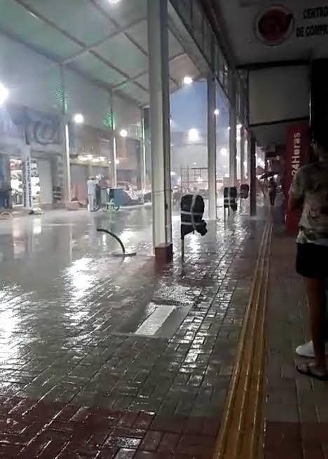 ‘Calçadão de Imperatriz’ orçado em R$ 3,4 milhões já apresenta goteiras antes da inauguração