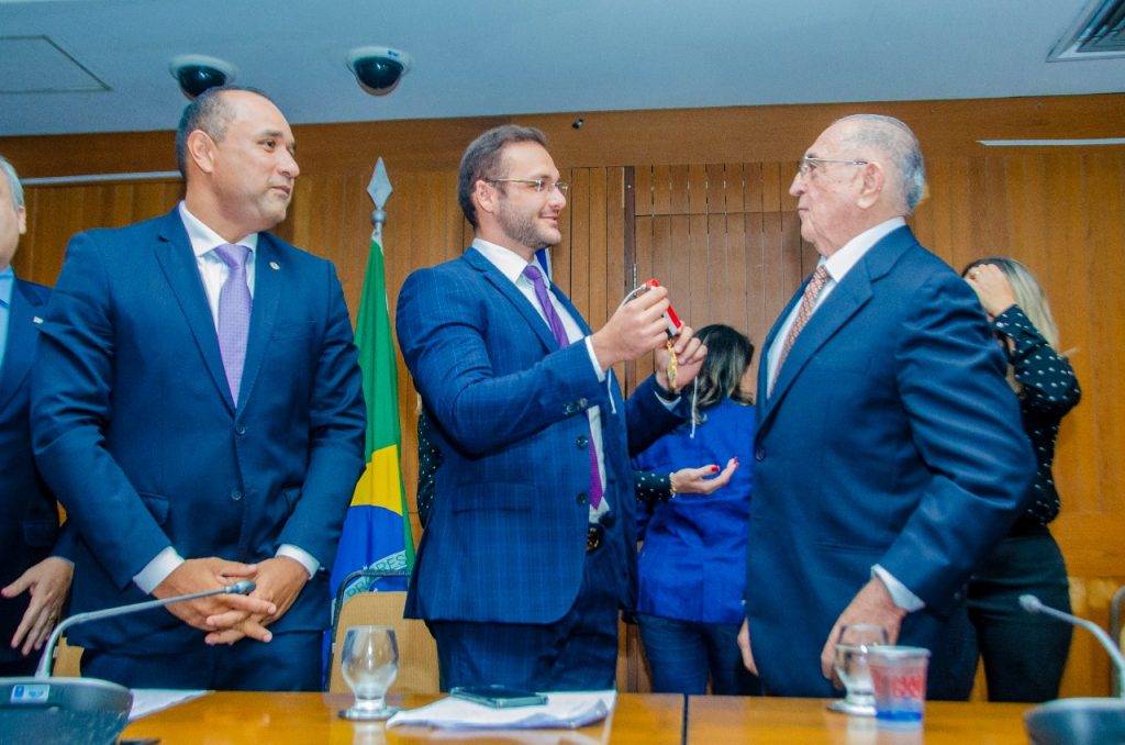 Deputado Felipe dos Pneus homenageia juiz federal Alberto Tavares com a maior comenda do Poder Legislativo do MA