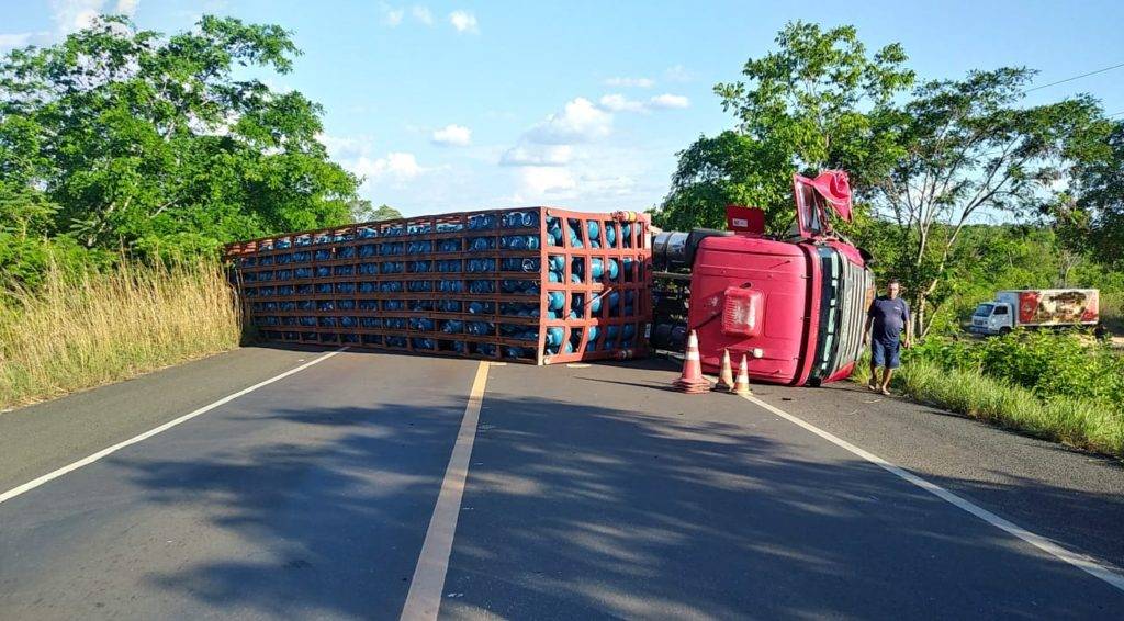 Carreta carregada de botijões de gás se envolve em acidente e faz vítima fatal no MA