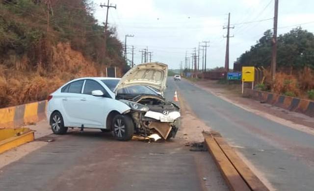 Carro bate de frente com divisor de pista e interdita acesso a BR-135, em São Luís