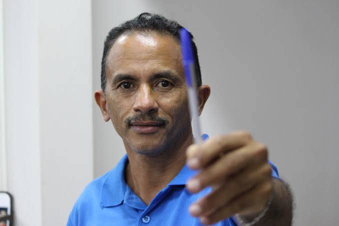 Autor de Caneta Azul vai realizar turnê pela Europa: “Blue pen, pen blue”