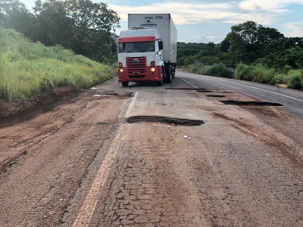 Buracos causam prejuízos na BR-230 entre Carolina e Riachão