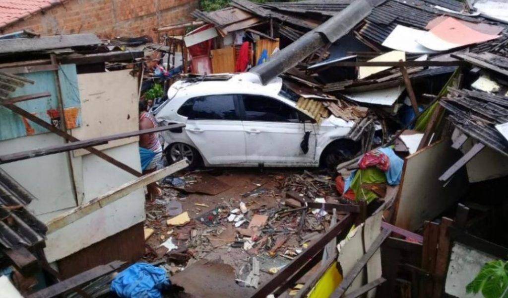 Carro desgovernado cai de ponte sobre casas em São Luís (MA)