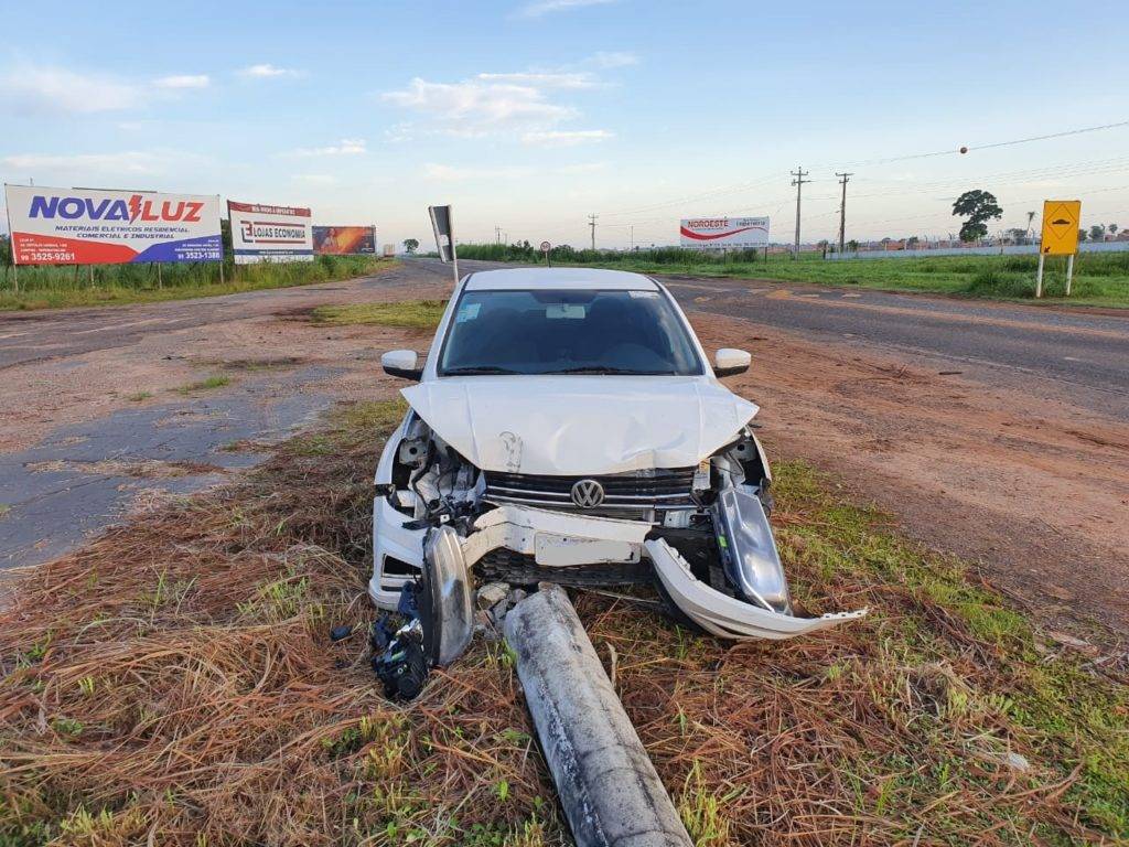 Carro sai da pista e colide com poste na BR-010 em Imperatriz