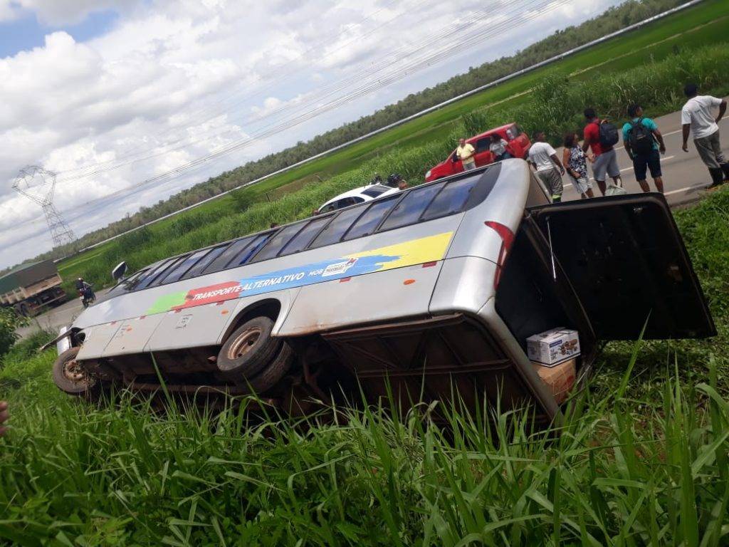 Após sair da pista micro-ônibus tomba na BR-135 em Bacabeira (MA)