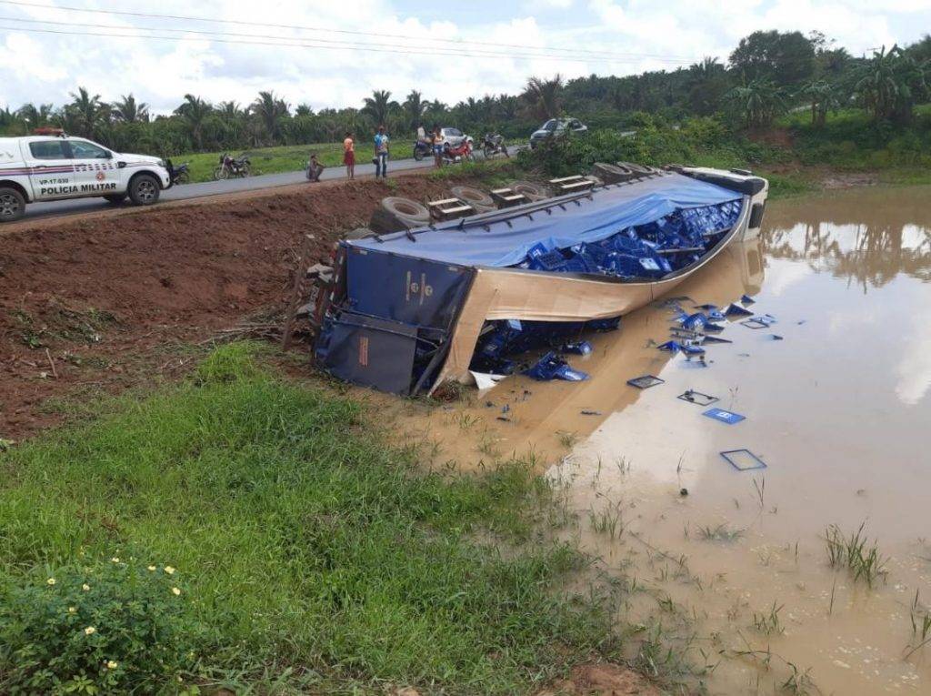 Carreta carregada de cerveja cai dentro de tanque de peixes no Maranhão