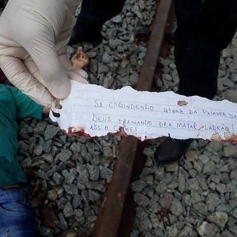 Após torna-se evangélico, ex-membro de facção é morto e traficantes deixam recado
