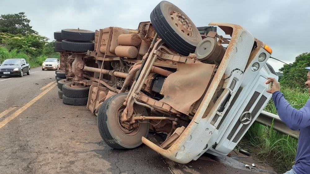 Motorista perde controle e carreta tomba na BR-222 em Açailândia